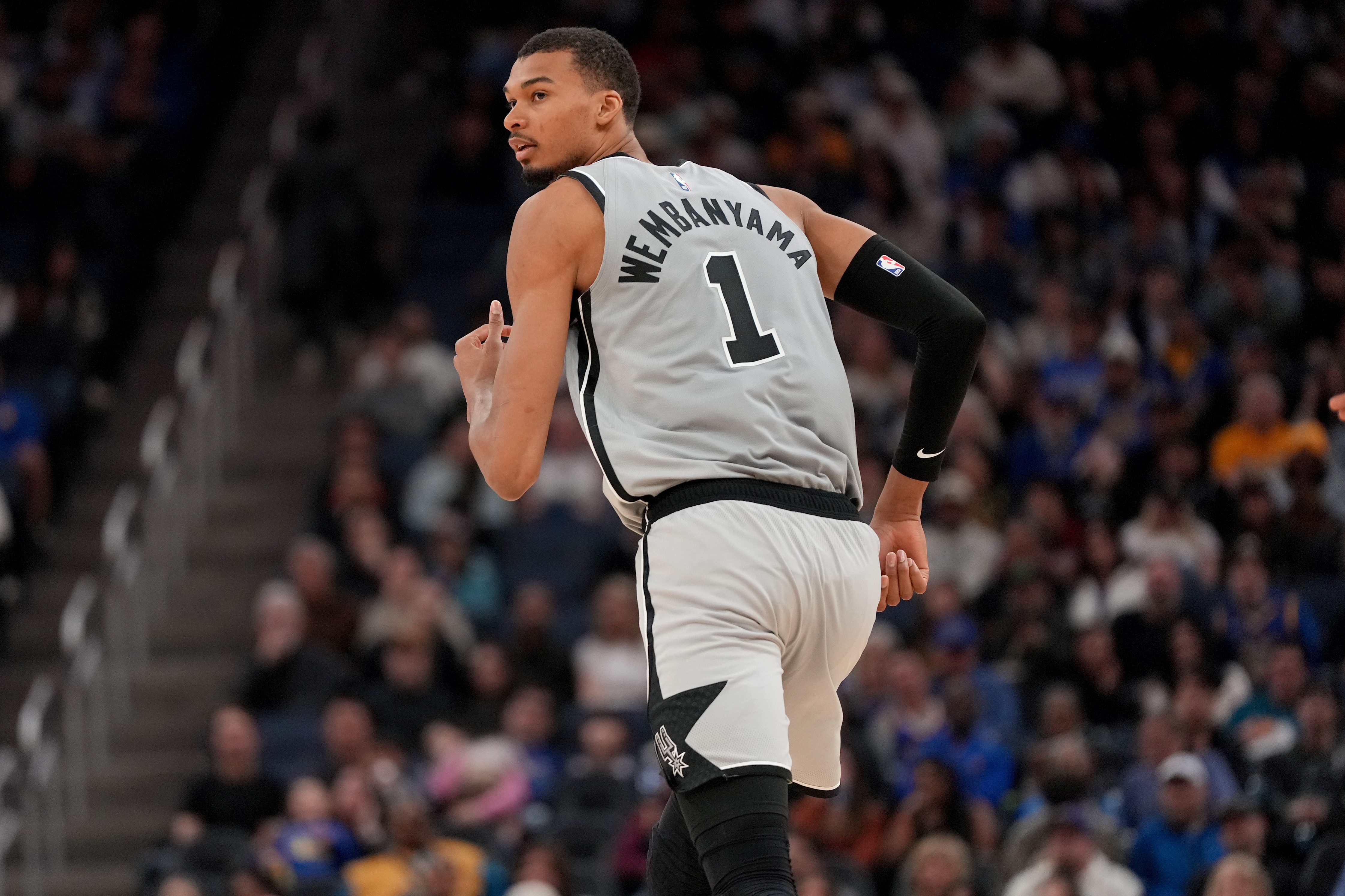 华体会-未来是你的！文班常规赛攻防高效场均25分11.5板3.1帽 荣膺盖帽王